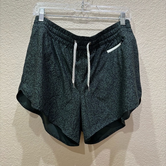 Vuori Clementine 4” Shorts 2.0 Size XL - Picture 5 of 11